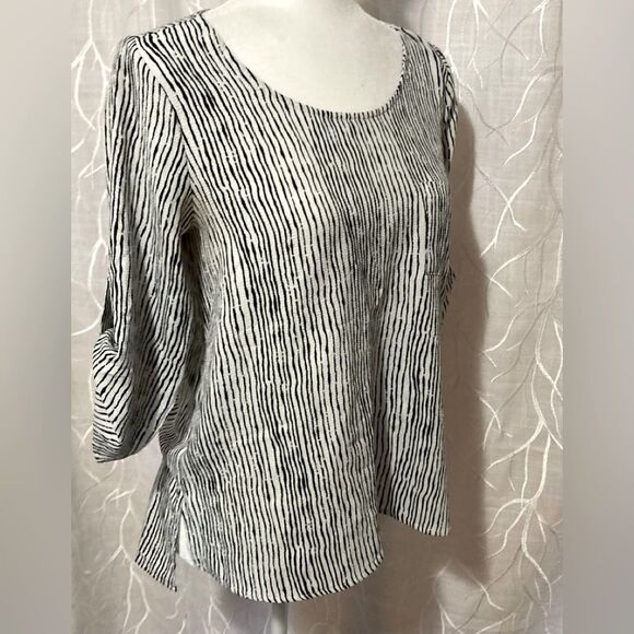 Zebra print black and white 3/4 sleeve Blouse - Picture 2 of 5